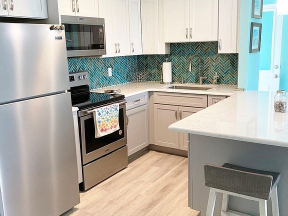5th image of 301 41st St APT 21