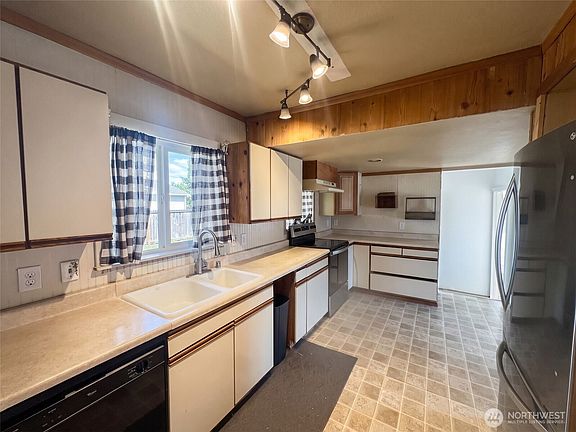 3rd image of 18026 31st Avenue NE