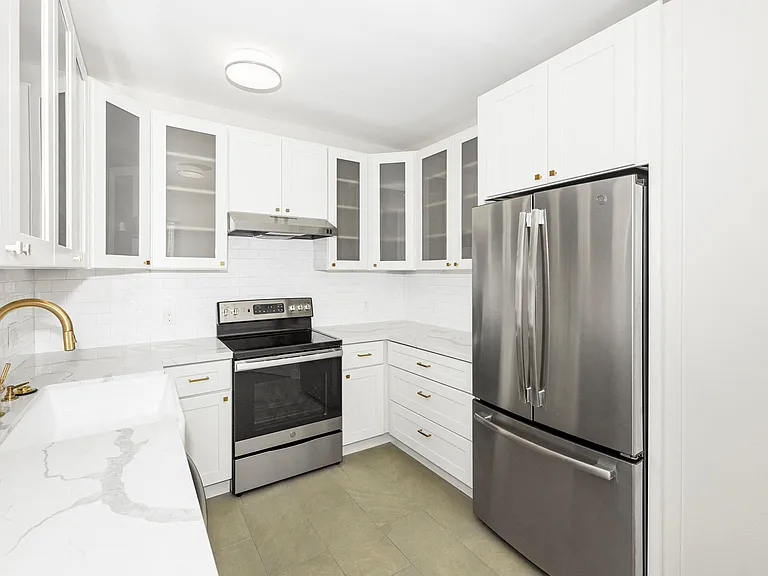 2275 Broadway — Photo 21