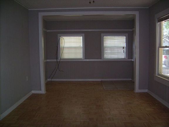2nd image of 818 Lenora St