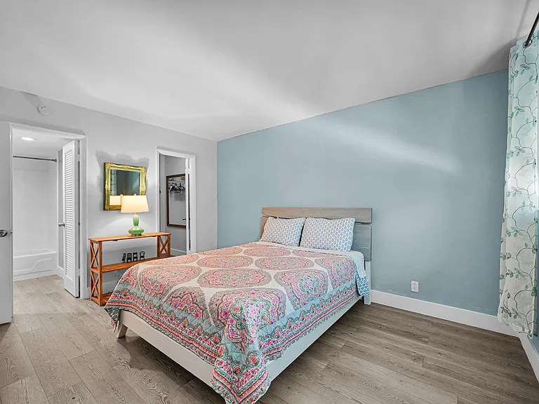 400 SE 10th St #303 — Photo 12