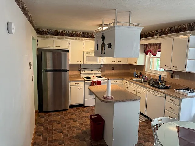114 Hall St — Photo 2