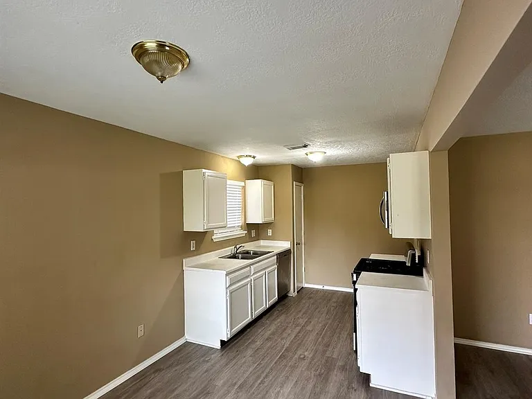 6910 Bayou Crest Dr — Photo 5