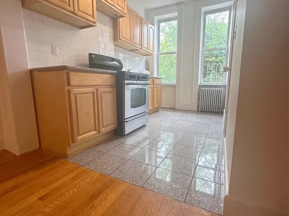 139 Engert Avenue image 1 of 8