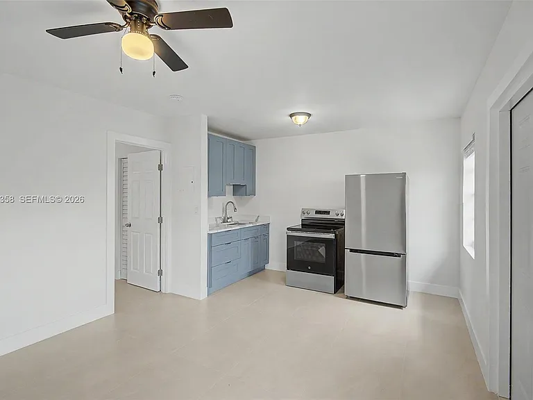 1021 SW 3rd St #6 — Photo 3