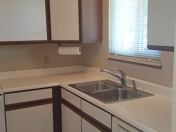 3rd image of 437 W Schleier St