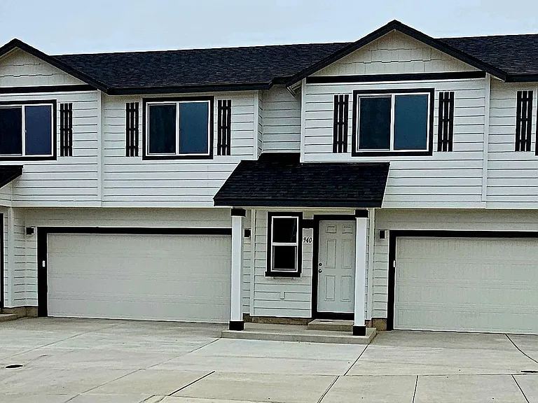 940 SE Starview Ave — Photo 2
