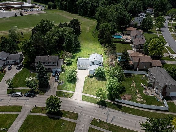 4th image of 92 Westchester Dr