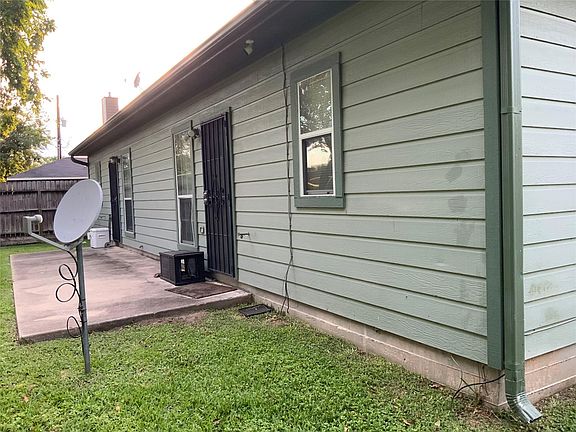 3rd image of 3006 Bolt St APT A