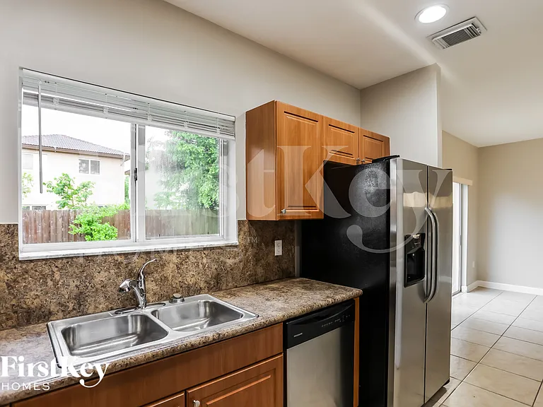 1119 NE 41st Ave — Photo 7