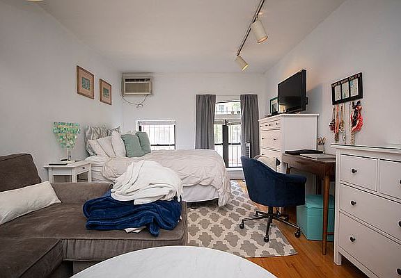 2nd image of 220 W 14th St APT 2A