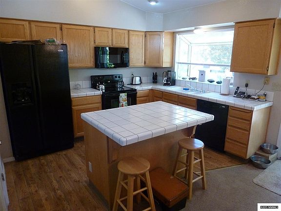 3rd image of 3615 Oakridge Dr