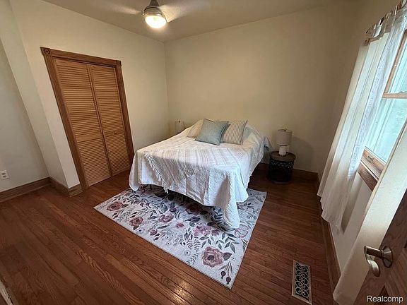 4th image of 543 W Middle St