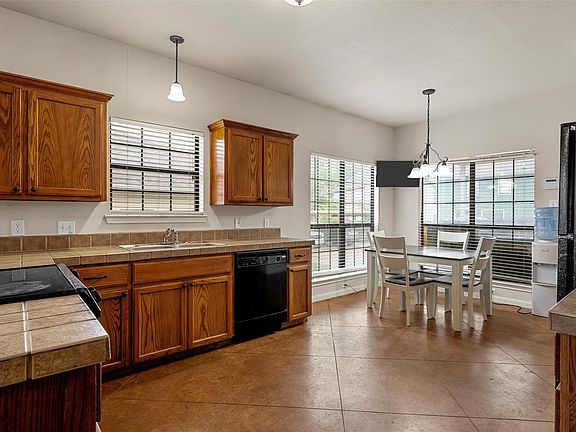 3rd image of 112 Garden Dr
