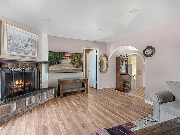 5th image of 817 Benson Way
