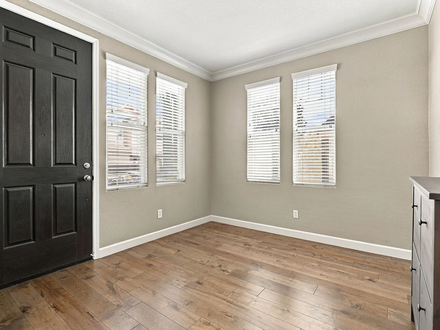 4 bed, 2.5 bath, 2104 sqft, $4,475 — Photo 4