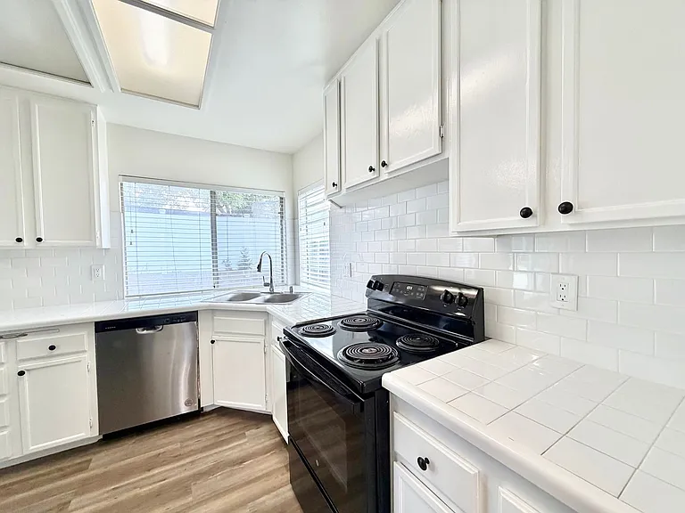 24690 Rugby Ln — Photo 10