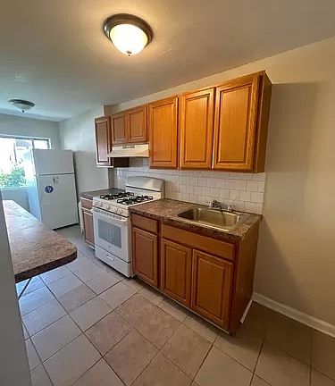 5th image of 57 E Montana St