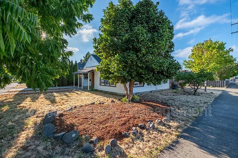 4 bed, 1.5 bath, 1759 sqft, $1,995 — Photo 3