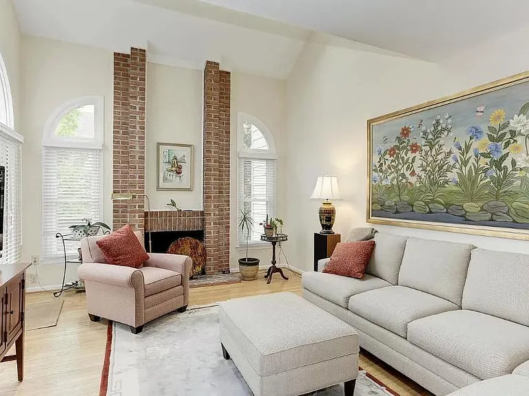 7418 Crestberry Ln — Photo 3
