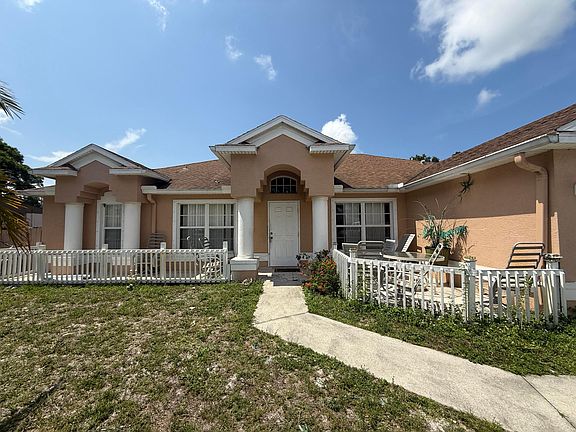 2nd image of 416 SE Calmoso Drive