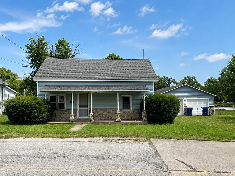 1105 Putnamville Ave — Photo 1