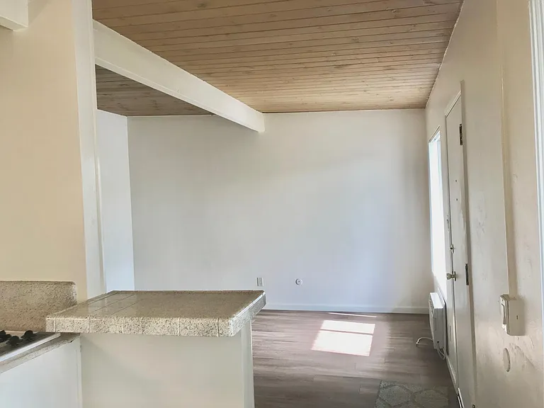 1210 W Lewis St #7 — Photo 6