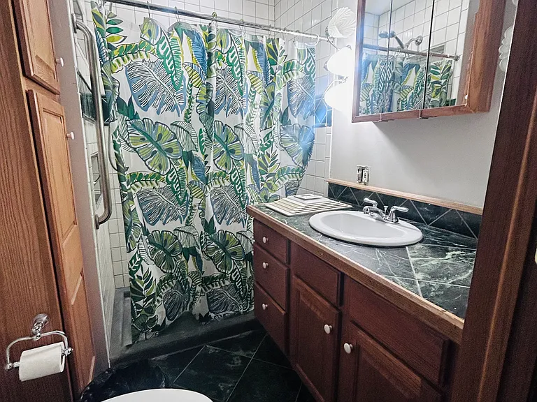Bathroom on level 1