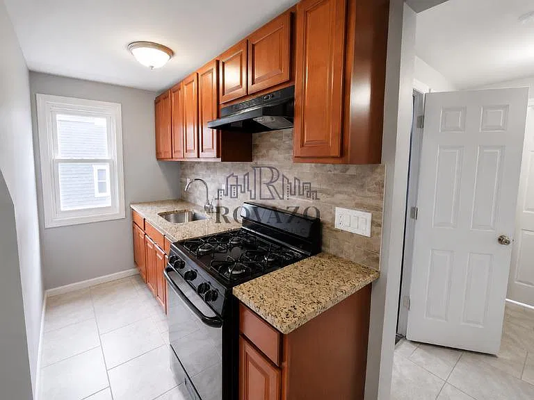 3 bed, 800 sqft, $2,100 — Photo 2