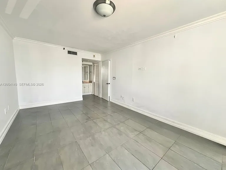 2457 Collins Ave #402 — Photo 8