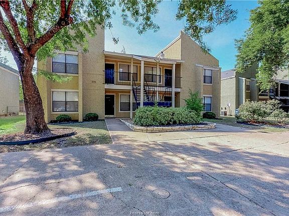 3rd image of 305 Manuel Dr APT A