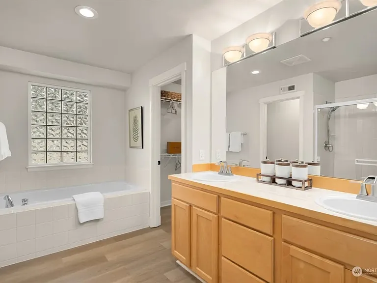 Bathroom 1 - with master bedroom