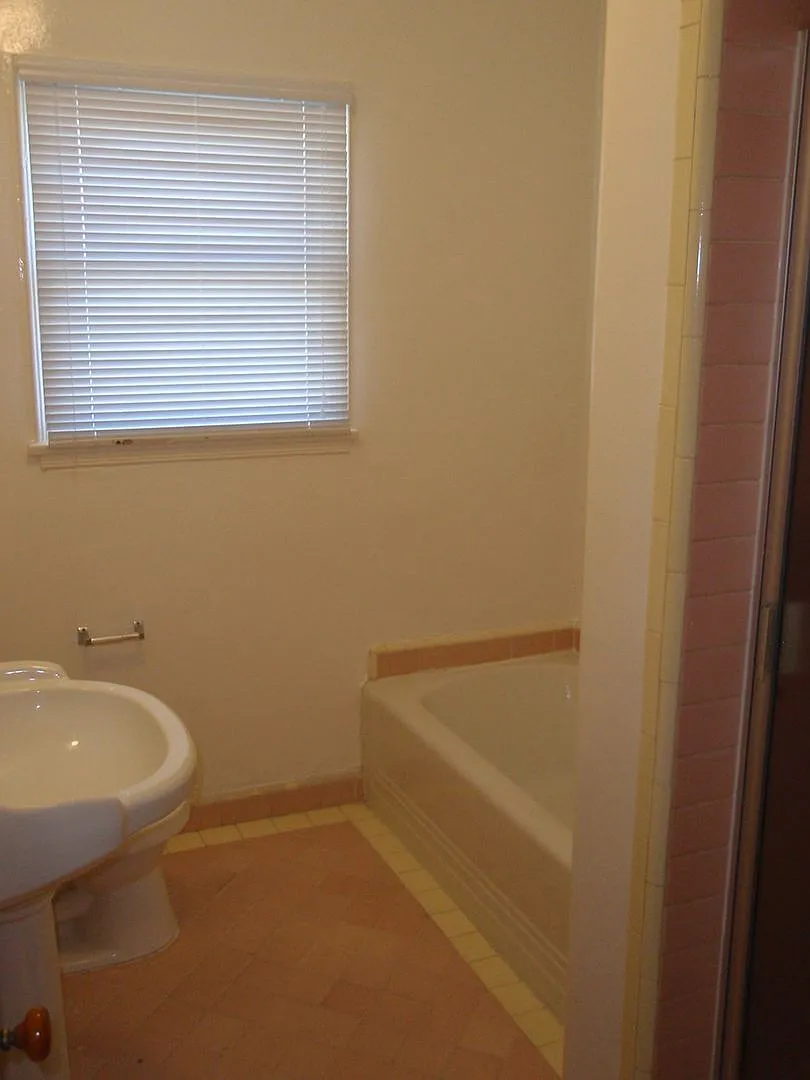 414-416 1/2 Gardner - R&E Eisenstein Community Property Trust — Photo 2