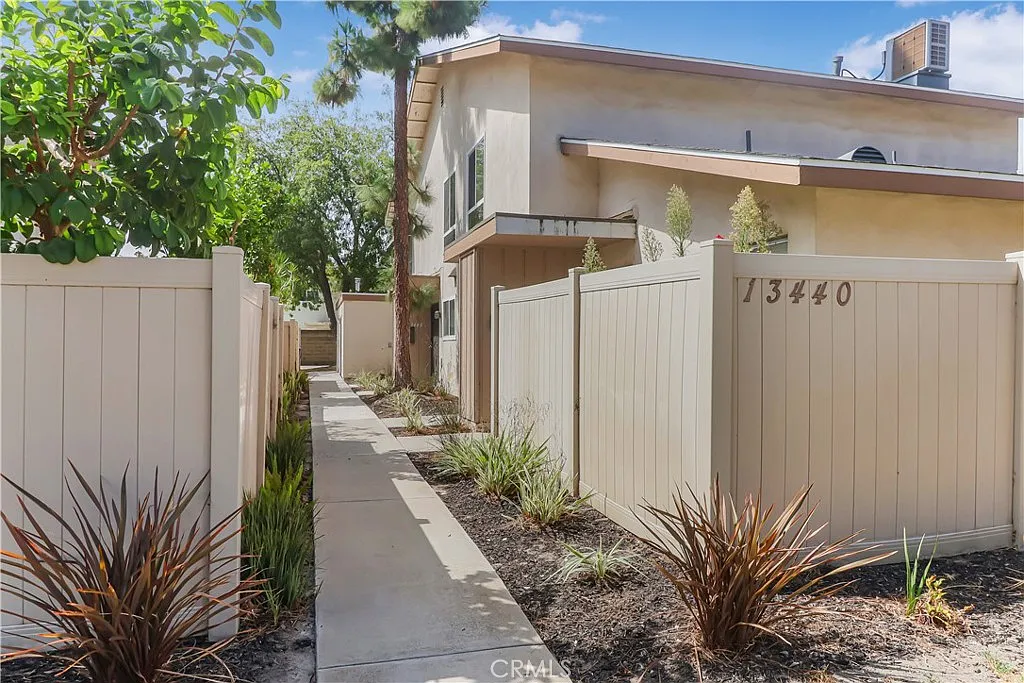 2 bed, 1.5 bath, 853 sqft, $2,995 — Photo 1