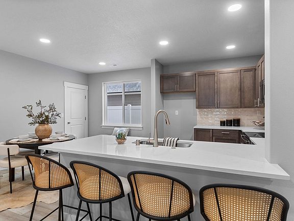 4th image of 306 N Viewmont Ct