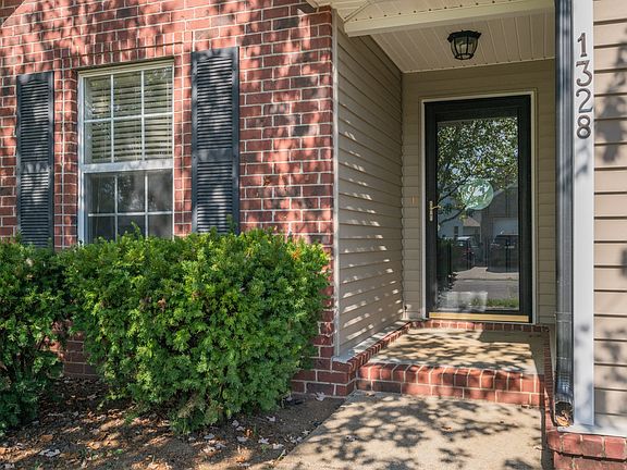 3rd image of 1328 Macduff Dr