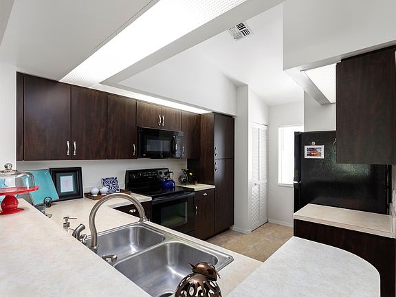 4th image of 1037 Country Club Dr #424