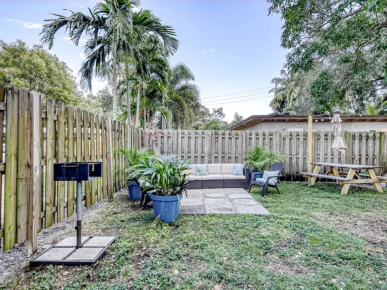 729 SW 4th Ct #7 — Photo 10