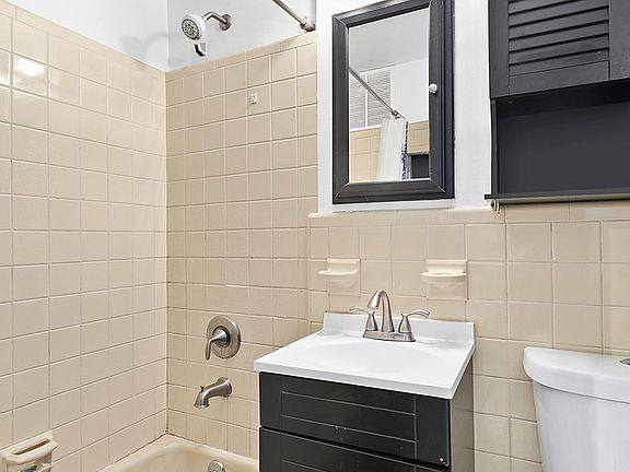 4th image of 22 Irving Pl APT 4A