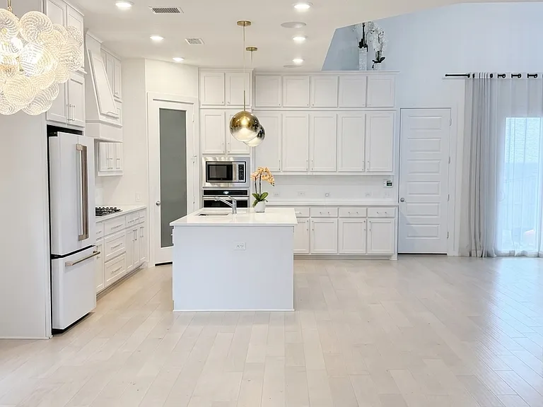 1010 Kennedy Dr — Photo 4
