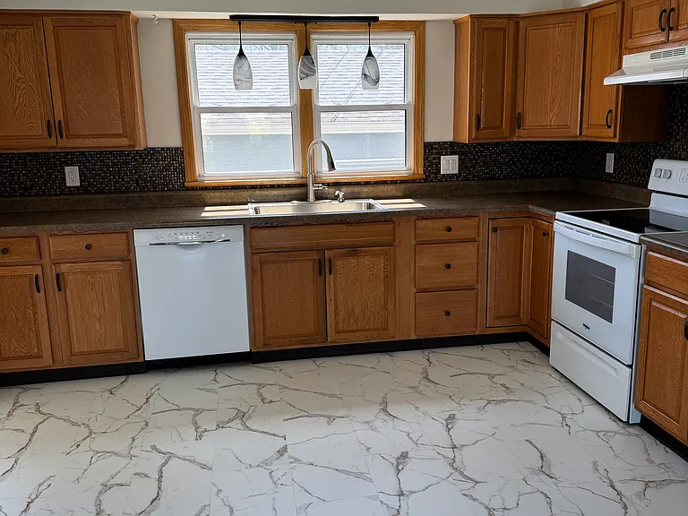 3805 Sunset Dr — Photo 3
