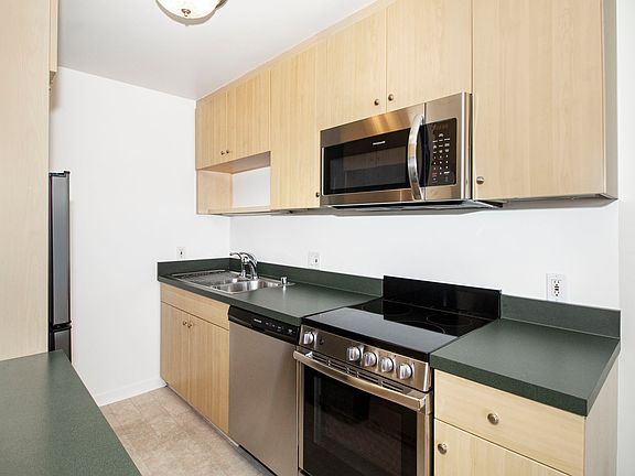 5th image of 1920 Pacific Ave APT 4