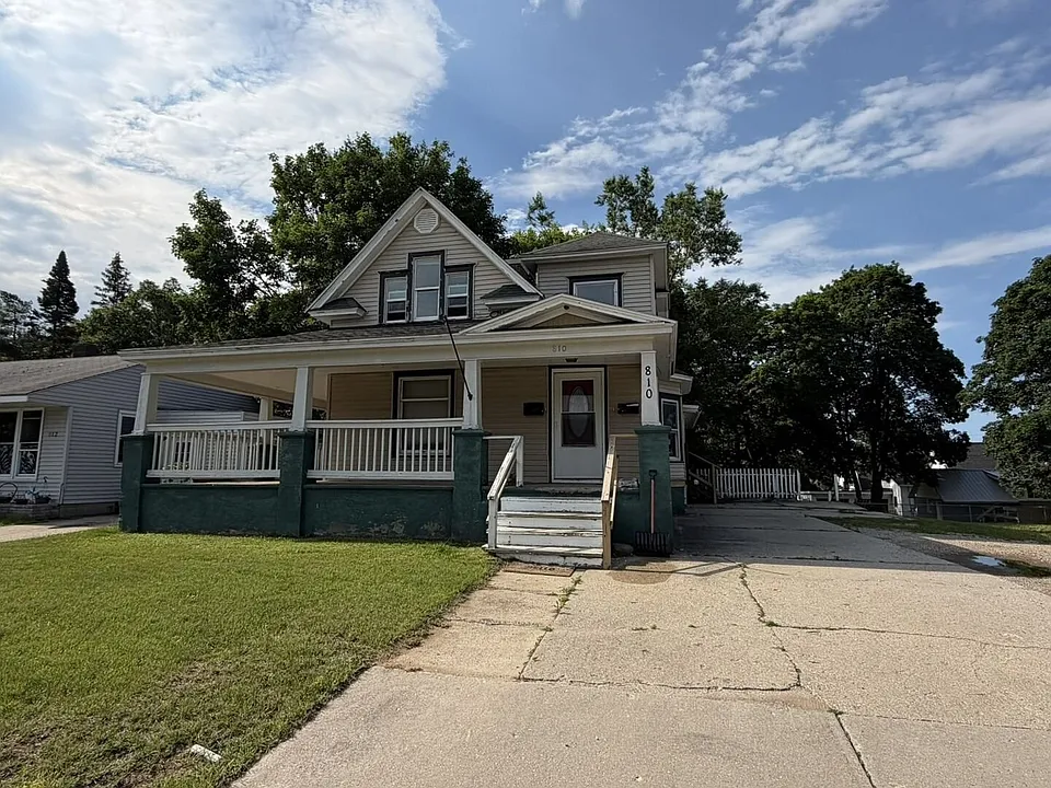 810 E Division St