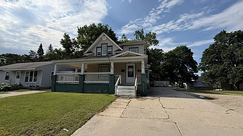 810 E Division St Photo 1