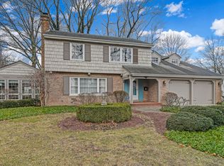 1124 Woodview Rd, Burr Ridge, IL 60527