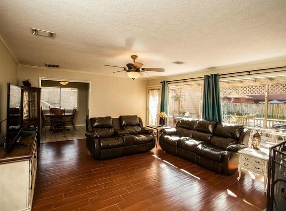 4th image of 2046 Parkdale Dr