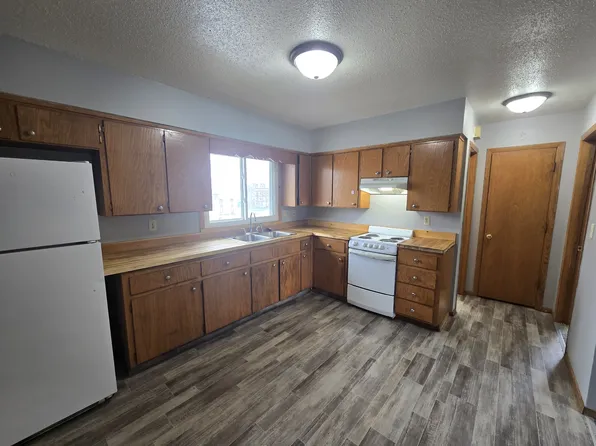 811 W 3rd St APT 8, Waterloo, IA 50701