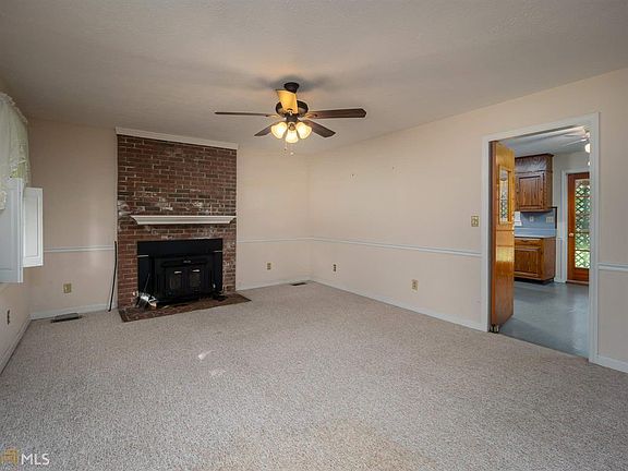 5th image of 118 Fallin St