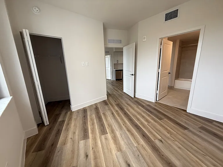 Bay Pointe Apartments — Photo 16