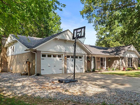3rd image of 9 White Oak Dr